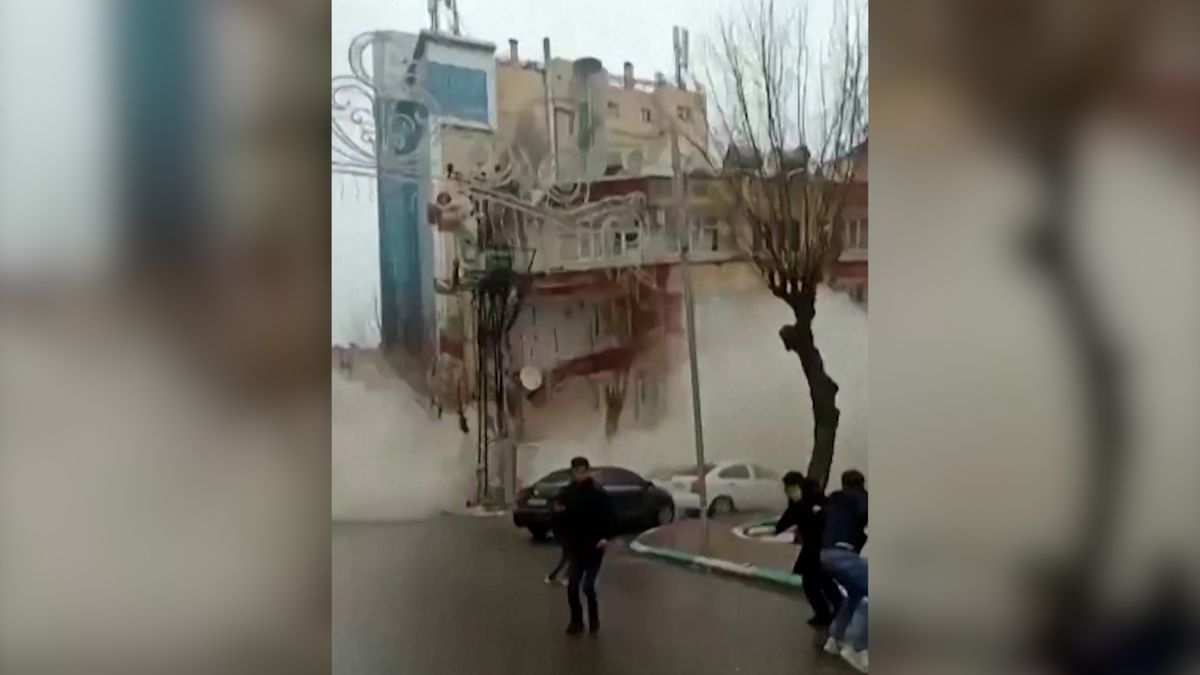 Kamera zachytila pád domu v Turecku. Kolem stáli lidé a jezdila auta